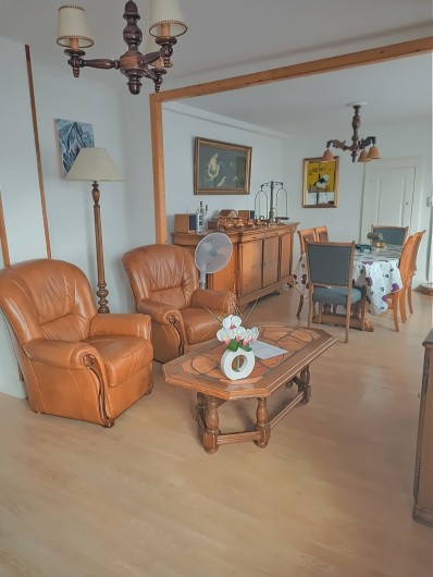 Location de vacances - Chambre d'hôtes à Sainte-Marie-aux-Mines - Son SALON PRIVATIF (avec sa TABLE et ses 6 CHAISES &  2 FAUTEUILS en CUIR SOUPLE