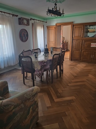 Location de vacances - Chambre d'hôtes à Sainte-Marie-aux-Mines - avec sa table & 6 chaises, 2 petits fauteuils "club"  et sa deco  d'époque