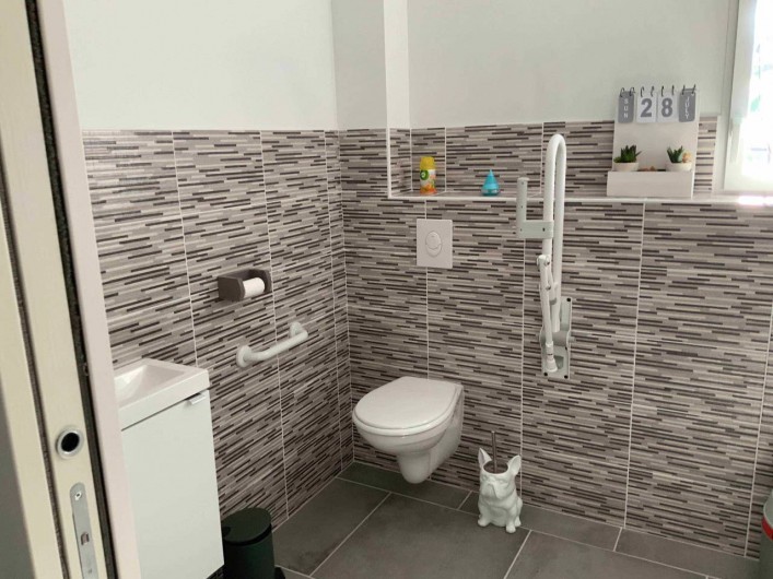 Location de vacances - Gîte à Seigy - salle de douche pour personne à mobilité réduite