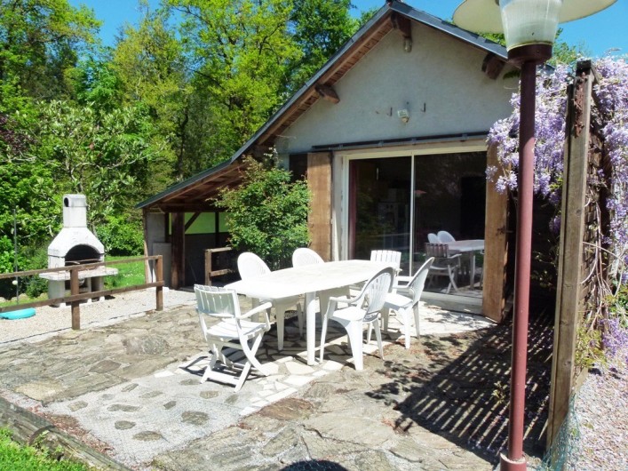 Location de vacances - Chambre d'hôtes à Pont-de-Larn - Terrasse équipé d'une BBQ. Vue sur la piscine et Mazamet