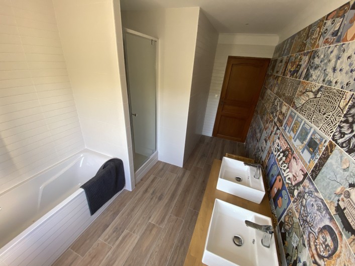 Location de vacances - Villa à Collias - Salle de bain enfant (douche et baignoire)