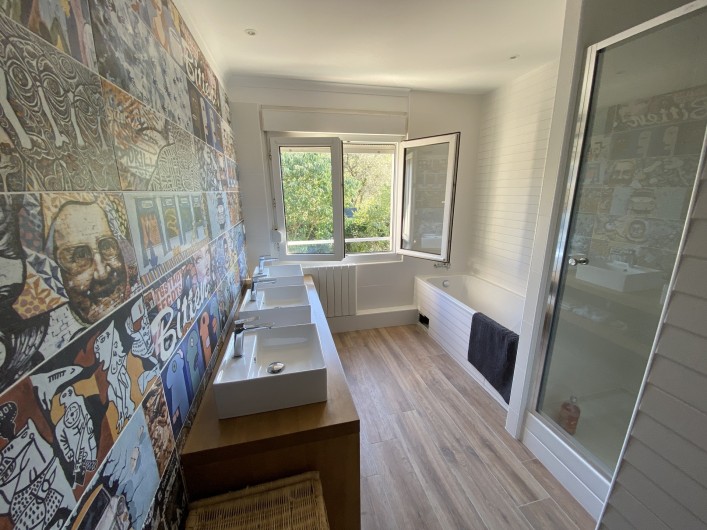 Location de vacances - Villa à Collias - Salle de bain enfant (douche et baignoire)