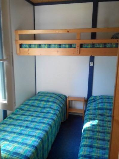 Location de vacances - Camping à Palisse - Chambre avec 3 lits