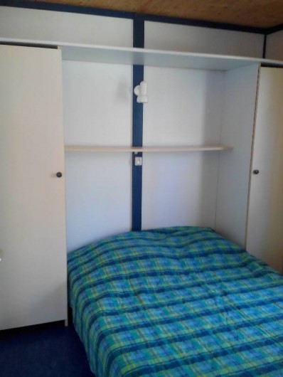 Location de vacances - Camping à Palisse - Chambre avec un lit double