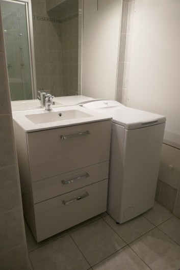 Location de vacances - Appartement à La Grande-Motte - salle de bain avec lave linge