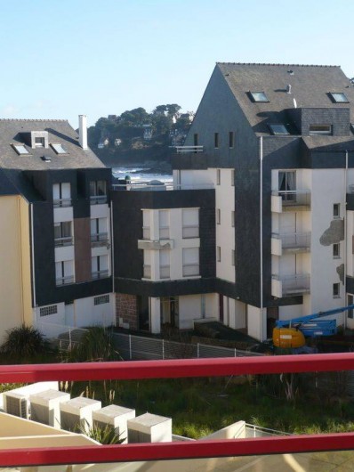 Location de vacances - Appartement à Perros-Guirec - Petite vue mer du balcon