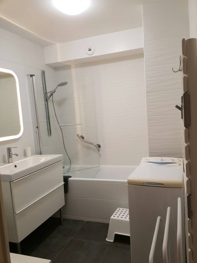 Location de vacances - Appartement à Perros-Guirec - Salle de bain avec baignoire et douche
