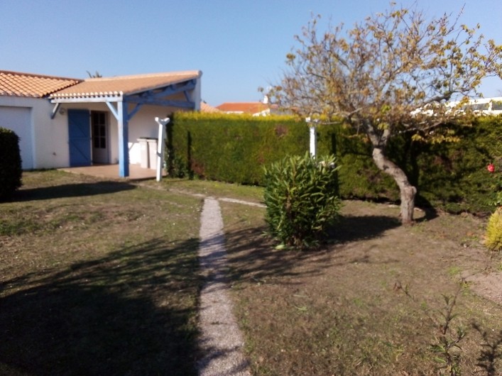 Location de vacances - Maison - Villa à Barbâtre - Jardin et extension (stockage des vélos, barbecue ... )