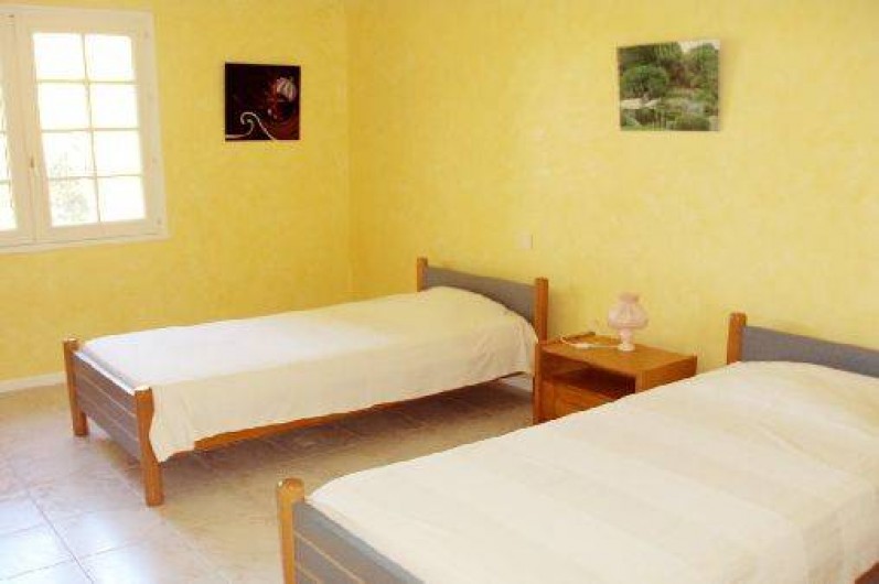 Location de vacances - Appartement à Éguilles - Chambre 2 lits de 200 x 100, bureau, chaise, grand placard de rangement WIFI.