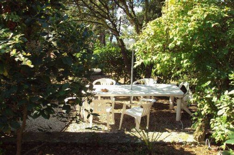 Location de vacances - Appartement à Éguilles - Un coin de paradis fort apprécié; Discret où il fait bon prendre ses repas...