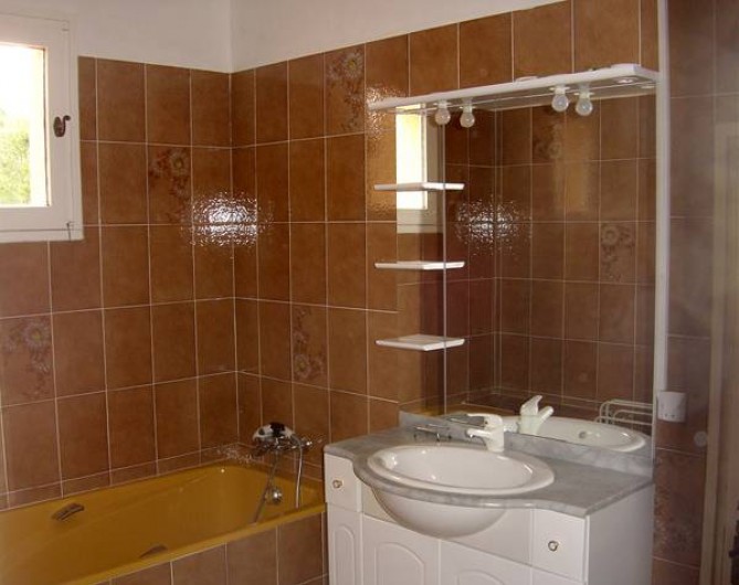 Location de vacances - Appartement à Éguilles - Salle de bain : baignoire, douche, lavabo. WC indépendant