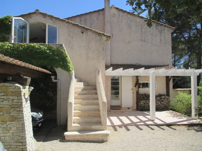 Location de vacances - Appartement à Éguilles - En haut de l'escalier, c'est votre entrée. Elle donne sur piscine & jardin...