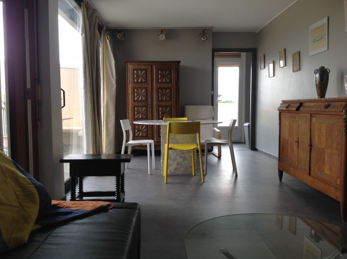 Location de vacances - Appartement à Argelès-sur-Mer - VUE DU SALON SUR LE COIN REPAS AVEC AU FOND LA FENETRE DE LA CUISINE