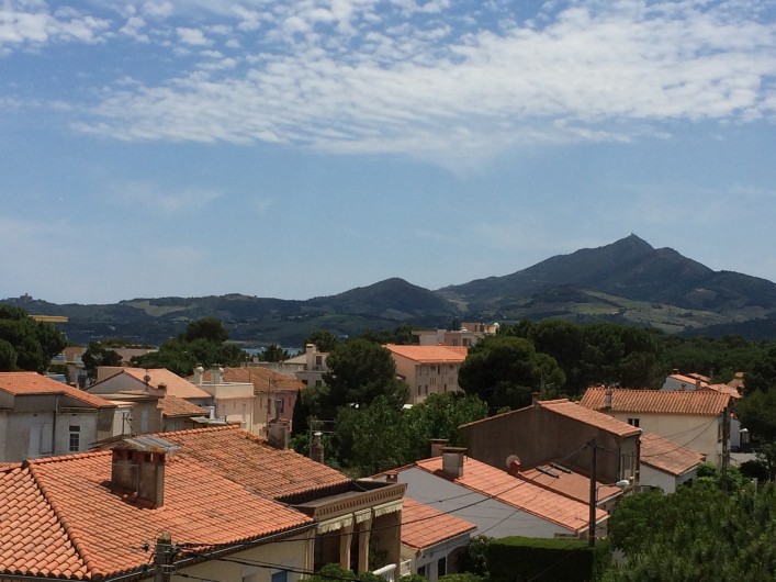 Location de vacances - Appartement à Argelès-sur-Mer - vue sur les ALBERES
