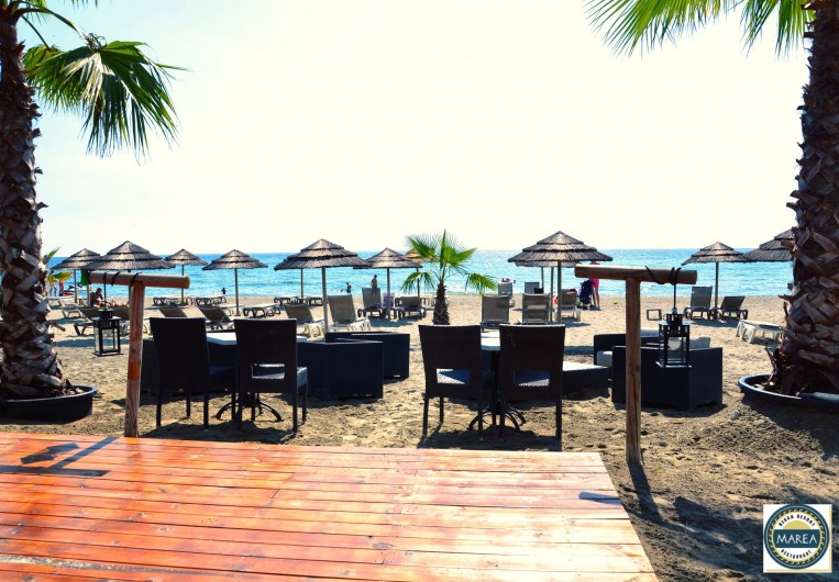 Location de vacances - Appartement à Santa-Lucia-di-Moriani - La plage et son restaurant en bord de mer.