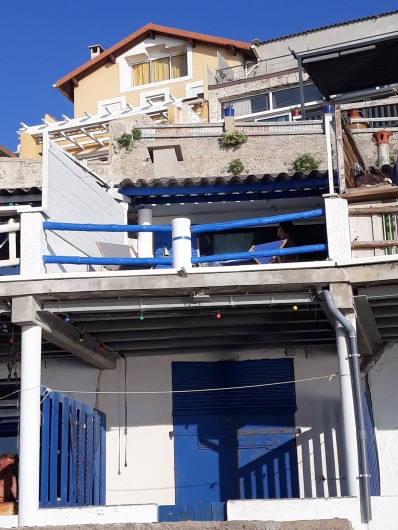 Location de vacances - Studio à Marseille - Le cabanon vu de la plage (cabanon du haut)