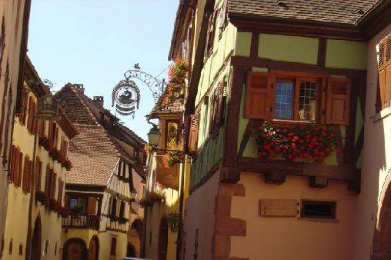 Location de vacances - Gîte à Gueberschwihr - Gueberschwihr, ses façades colorées et fleuries