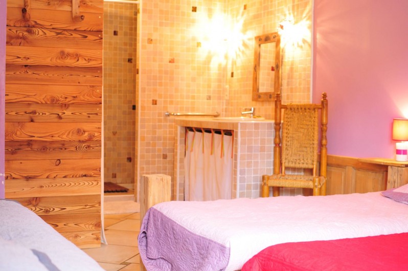 Location de vacances - Chalet à Albiez-Montrond - chambre 1 rdc avec sa salle de douche