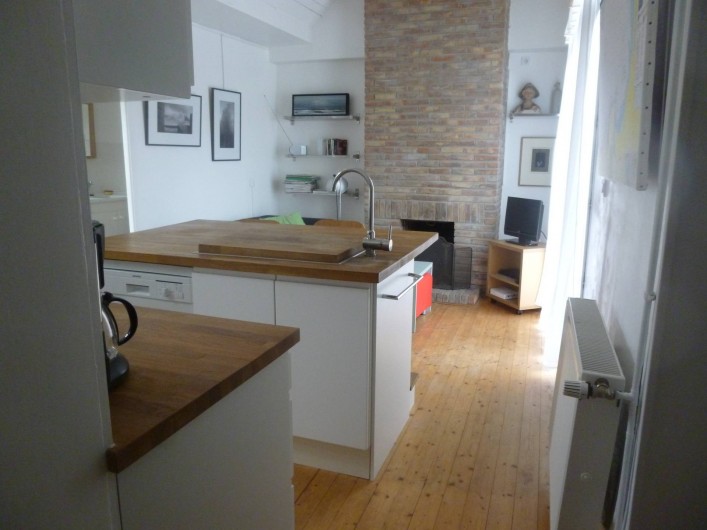 Location de vacances - Maison - Villa à Agon-Coutainville - cuisine et salle de séjour donnant sur la terrasse