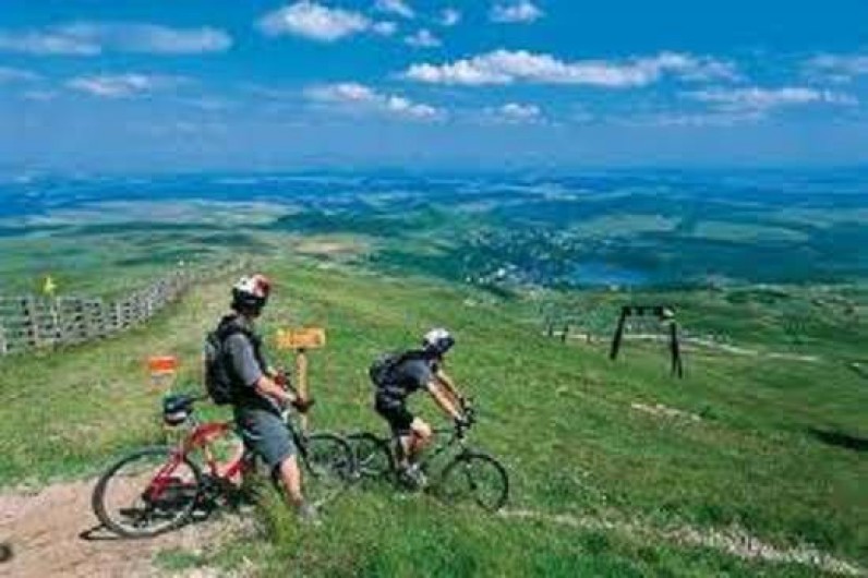 Location de vacances - Appartement à Super Besse - sentier VTT