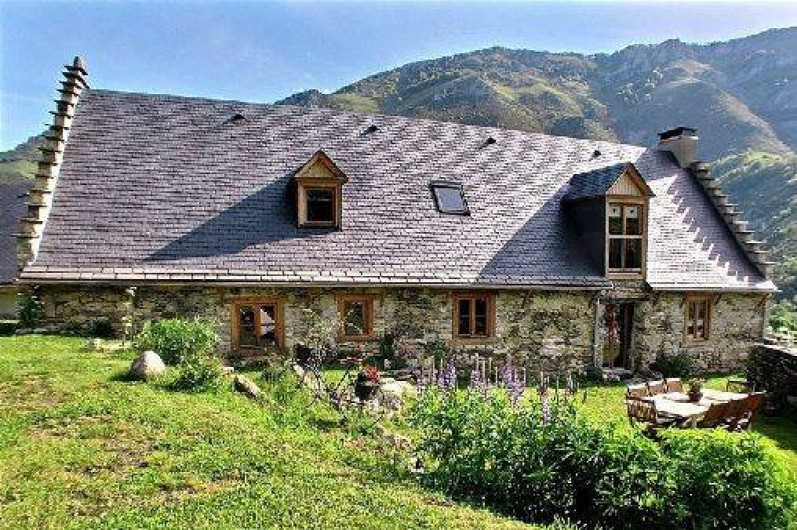 Location de vacances - Gîte à Campan - La grange et le jardin coté sud