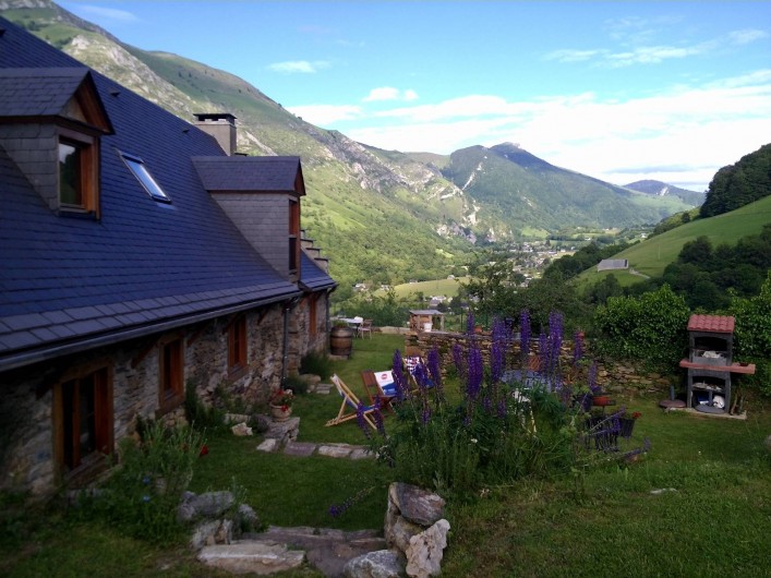 Location de vacances - Gîte à Campan - la vue du jardin sur la vallée