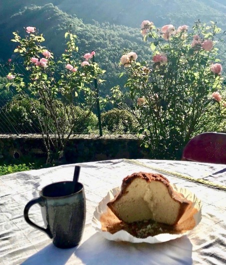 Location de vacances - Gîte à Campan - Déjeuner avec la Tourte "maison"