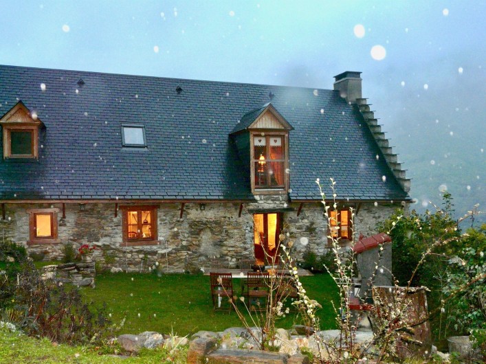 Location de vacances - Gîte à Campan - La neige pointe parfois son nez...