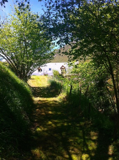 Location de vacances - Gîte à Campan - Arrivée de balades à pied par le sentier