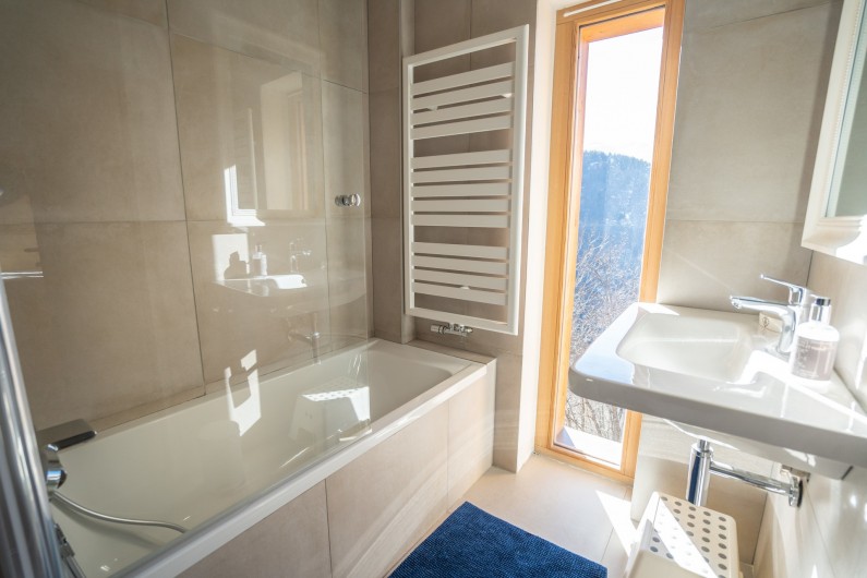 Location de vacances - Chalet à Valmeinier - La salle de bain du dortoir avec sa baignoire