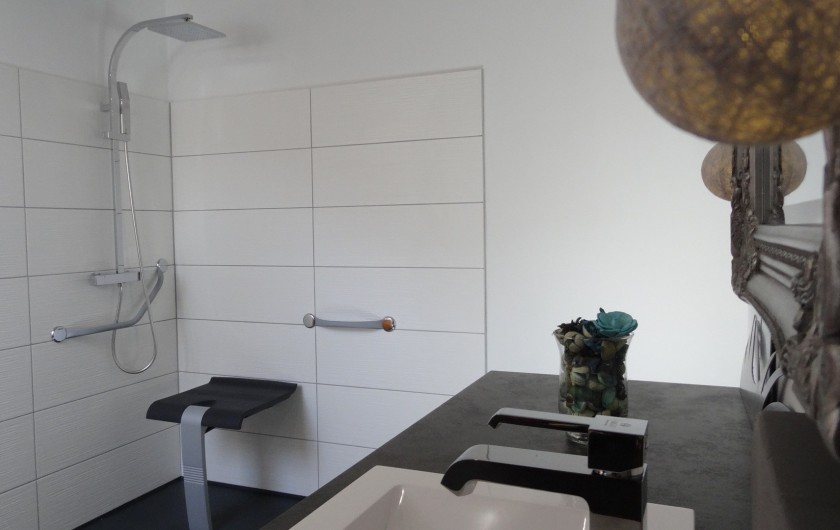 Location de vacances - Chalet à Estaing - RÊVE DE GOSSE le gîte KAIROS trois salles d'eau adaptées PMR ..