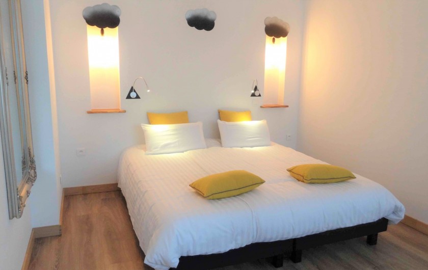 Location de vacances - Chalet à Estaing - RÊVE DE GOSSE le gîte KHÉOPS La chambre king size.