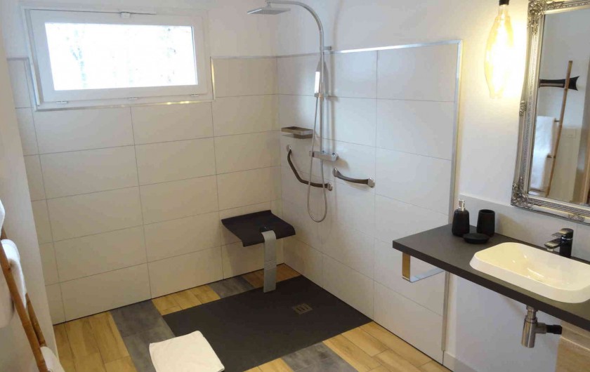 Location de vacances - Chalet à Estaing - RÊVE DE GOSSE le gîte KHÉOPS La salle d'eau adaptée PMR