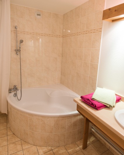 Location de vacances - Hôtel - Auberge à Giez - Salle de bain avec grandes baignoires.