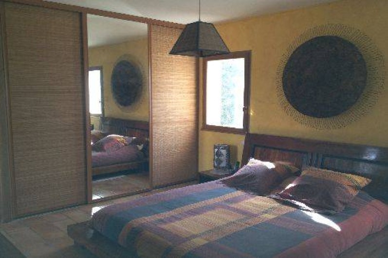 Location de vacances - Maison - Villa à Ensuès-la-Redonne - CHAMBRE A ETAGE AVEC LIT EN 160 ET SOLARIUM