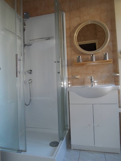 Location de vacances - Gîte à Allassac - Salle de bain + WC indépendant au rez de chaussez