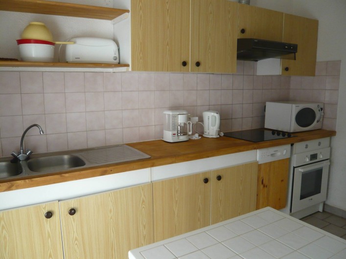 Location de vacances - Villa à Portiragnes - Villa C, vue de la cuisine (avec terrasse) côté sud