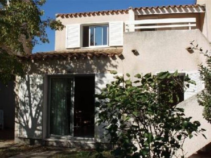 Location de vacances - Villa à Portiragnes - Villa B, vue du jardin côté sud: terrasse séjour et chambre du rdc.