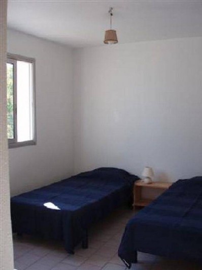 Location de vacances - Villa à Portiragnes - Villa B, vue d'une chambre à deux lits simples au premier étage, côté sud.