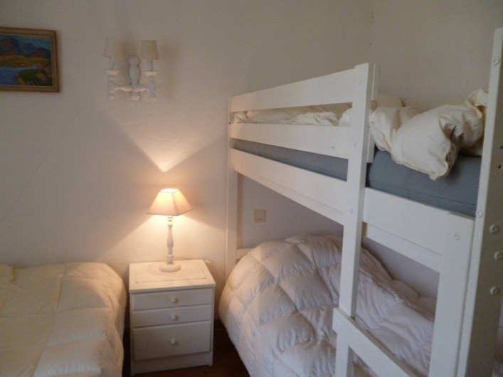 Location de vacances - Villa à Roussas - Chambre au Nord avec un grand lit 120 cm et 2 lits superposés