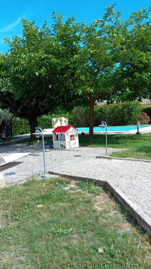 Location de vacances - Villa à Roussas - Piscine avec petite maison pour enfant, à disposition toboggan et divers jeux