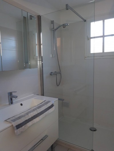 Location de vacances - Villa à Sainte-Maxime - la salle de douche