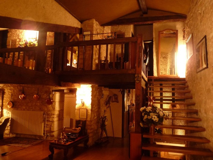Location de vacances - Moulin à Migné-Auxances - escalier et loggia déservant 3 chambres + 1 salle de douche