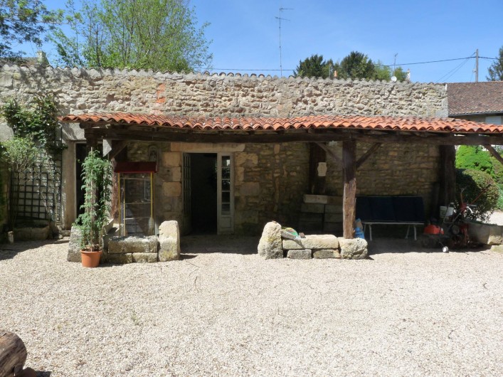 Location de vacances - Moulin à Migné-Auxances - la petite grange ou sont la cuisine d'été et la remise des meubles de jardin