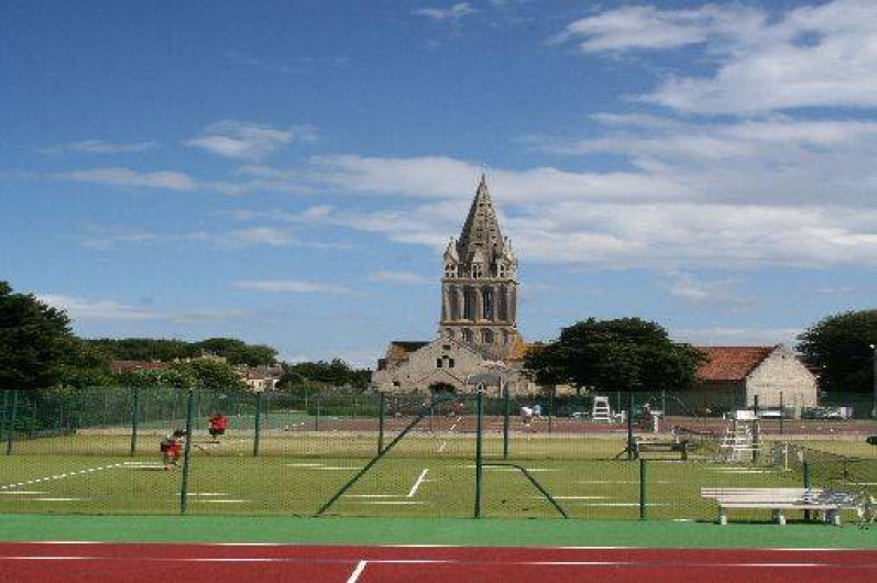 Location de vacances - Gîte à Langrune-sur-Mer - centre village, important club de tennis.