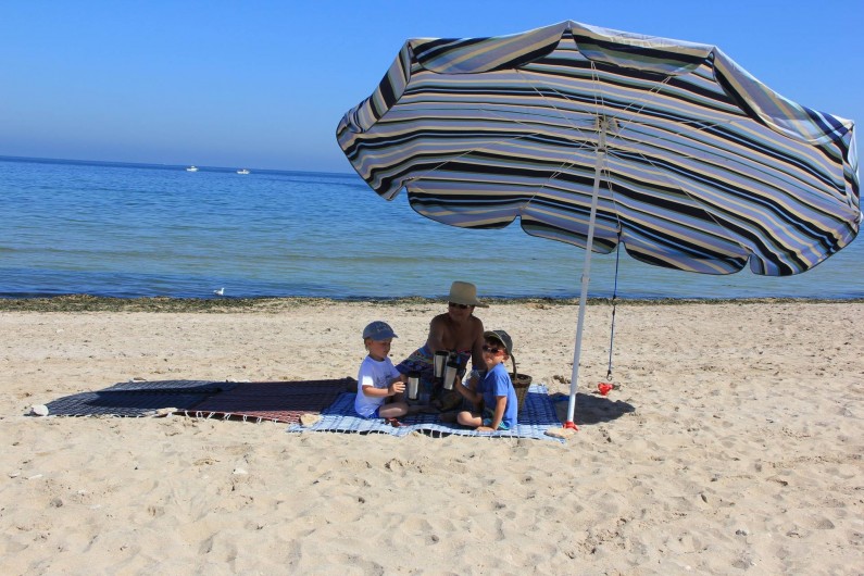 Location de vacances - Gîte à Langrune-sur-Mer - Simple ! mais efficace pour "agrandir" le séjour ... Le bleu c'est la mer !