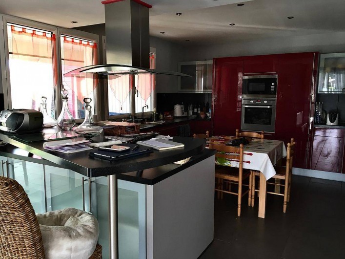 Location de vacances - Chambre d'hôtes à Grayan-et-l'Hôpital - Cuisine ouverte de 20m2 donnant sur la veranda