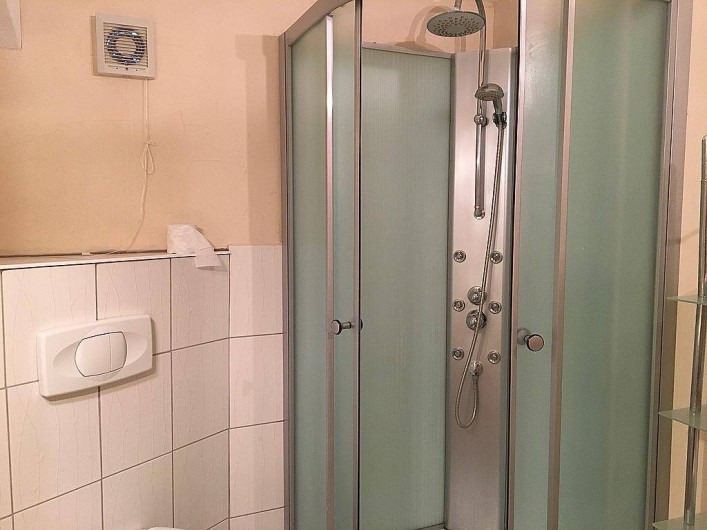 Location de vacances - Chambre d'hôtes à Grayan-et-l'Hôpital - Salle d'eau avec multi-jets relaxants