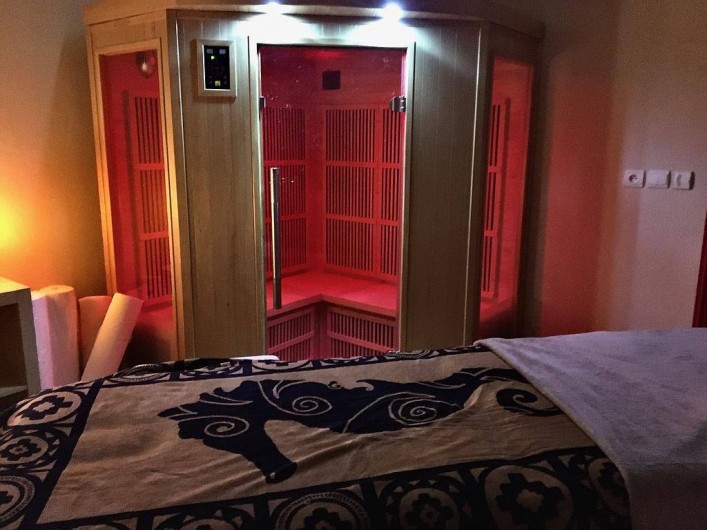 Location de vacances - Chambre d'hôtes à Grayan-et-l'Hôpital - Salle de bien-être avec table de massage et sauna