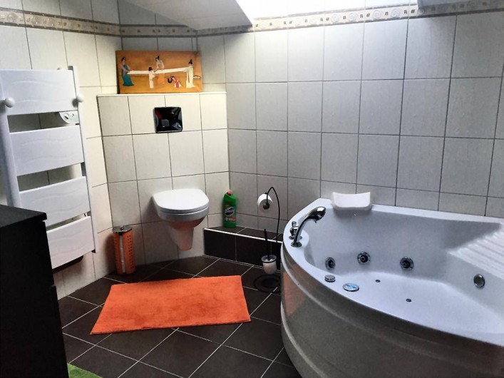 Location de vacances - Chambre d'hôtes à Grayan-et-l'Hôpital - Salle de bain de 10m2 avec baignoire de balnéothérapie
